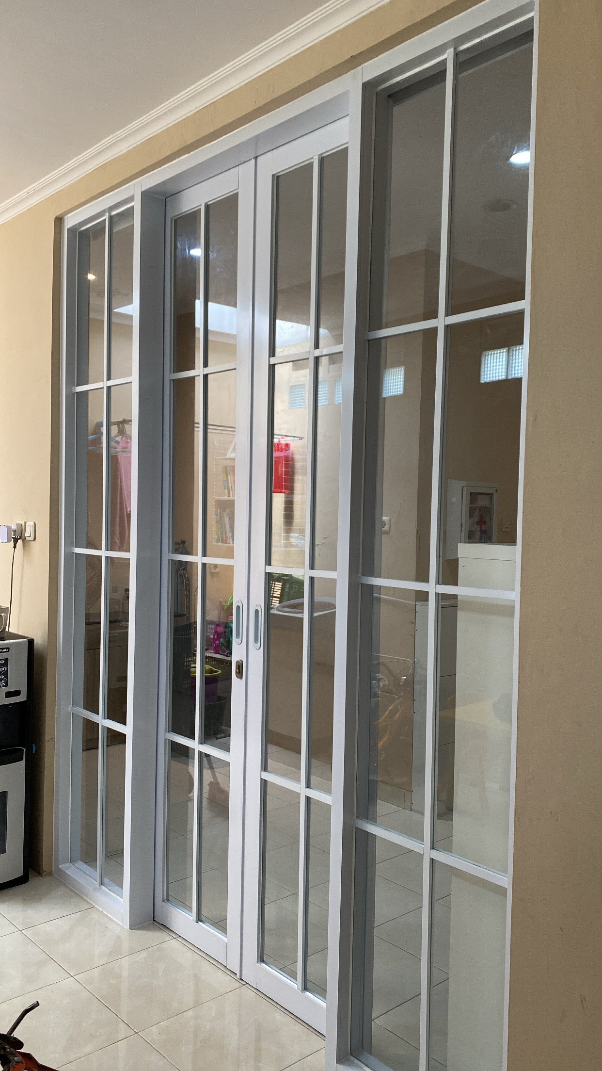 Pintu sliding, kanan kiri list ornamen kotak kotak minimalist modern, bekasi