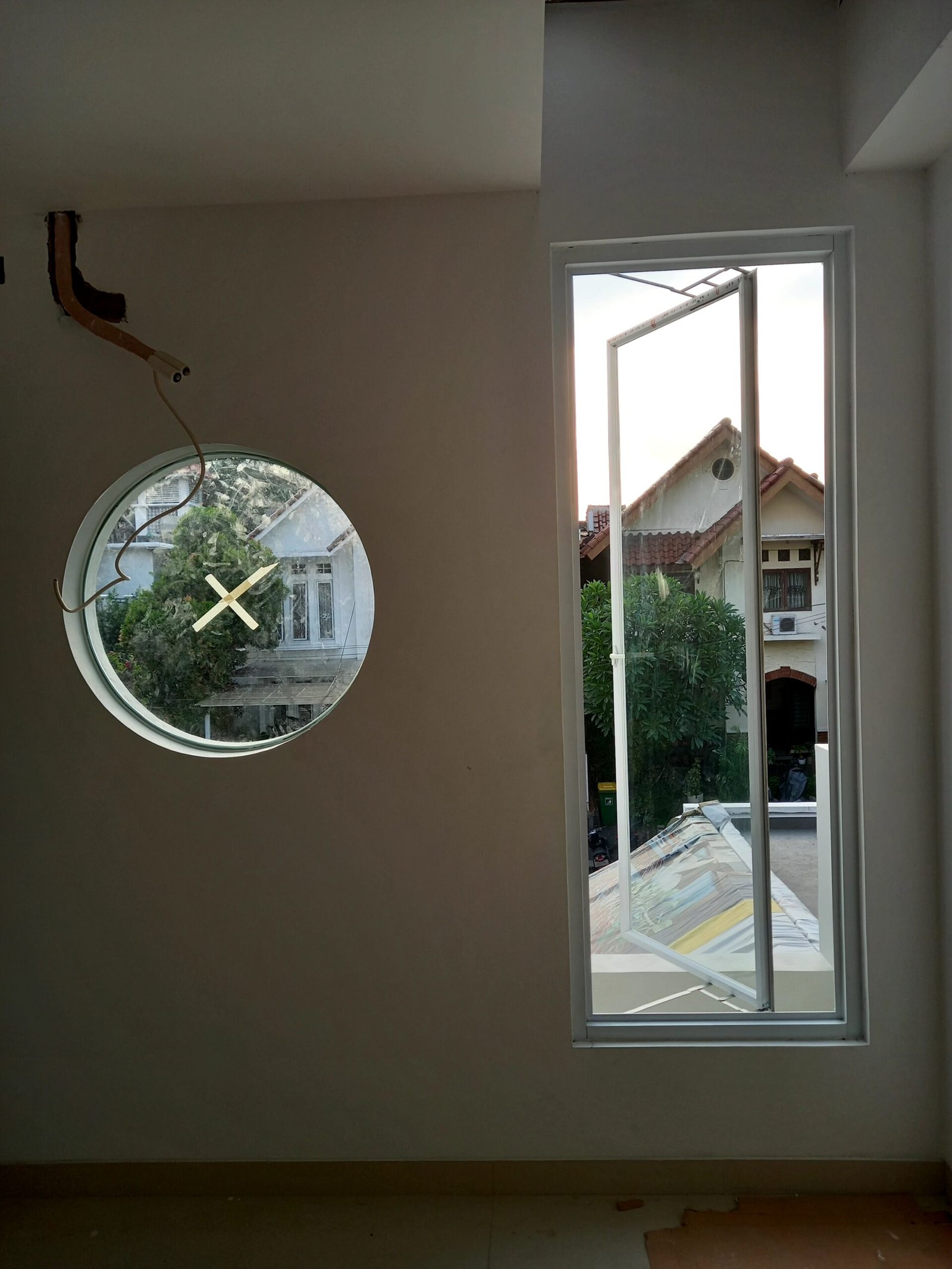 Jendela dan kaca mati bundar/lingkaran aluminium, Bekasi Persada Jatibening, Tiga Karya Mandiri