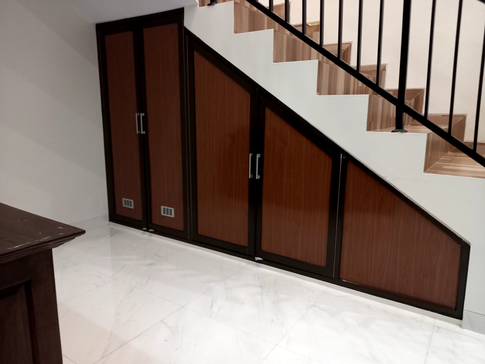 Kitchen set untuk bawah tangga aluminium, perpaduan dengan ACP urat kayu, Bekasi, TKM