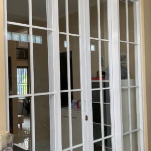 Pintu sliding kanan kiri kaca mati list kotak kotak ornamen minimalist modern