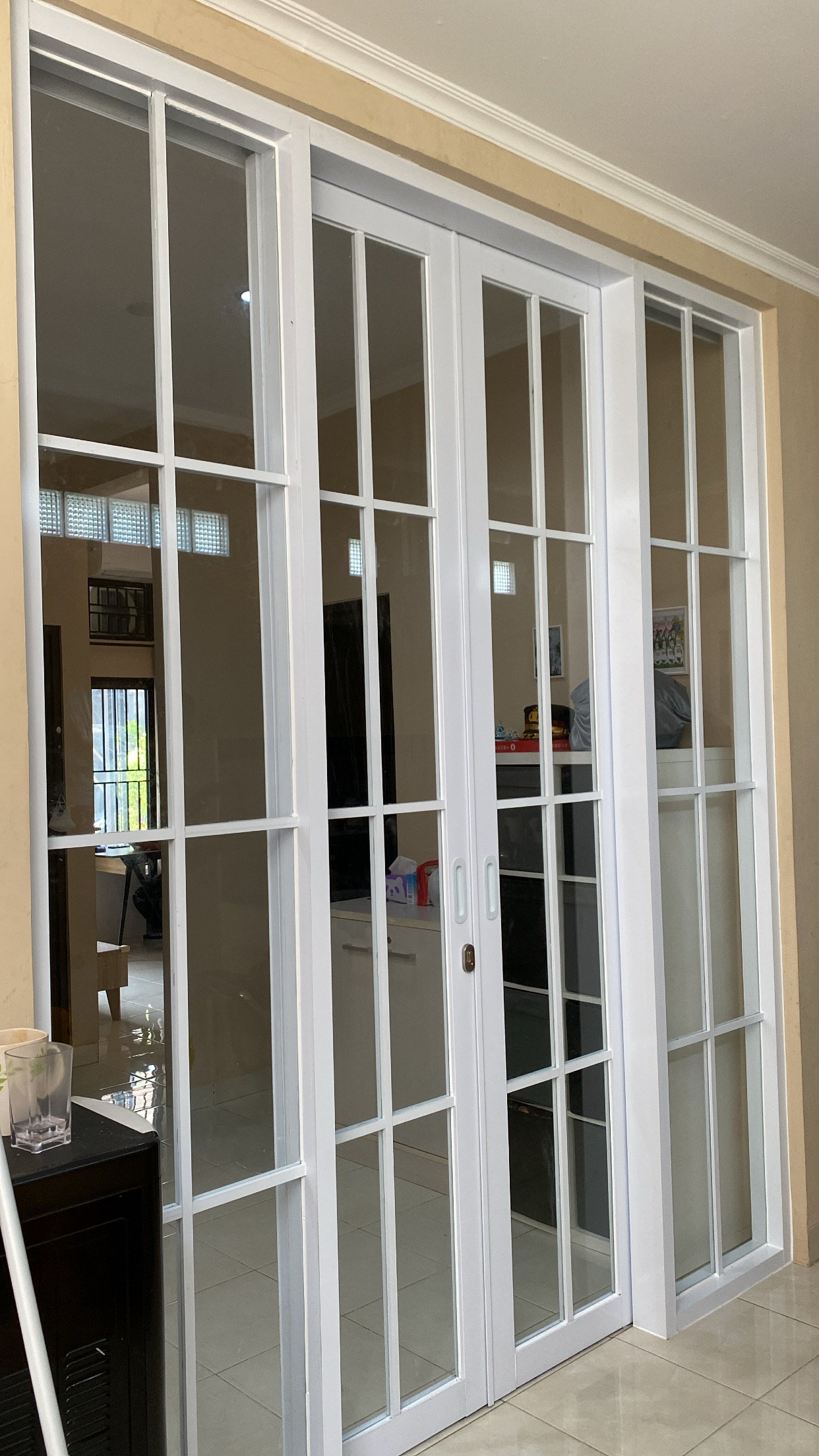 Pintu sliding kanan kiri kaca mati list kotak kotak ornamen minimalist modern