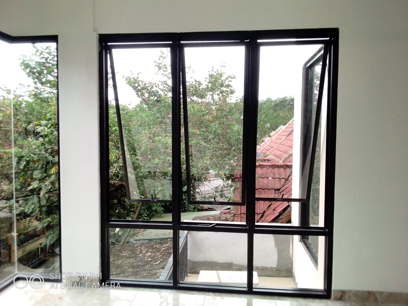Jendela aluminium bukaan berdiri bawah kaca mati