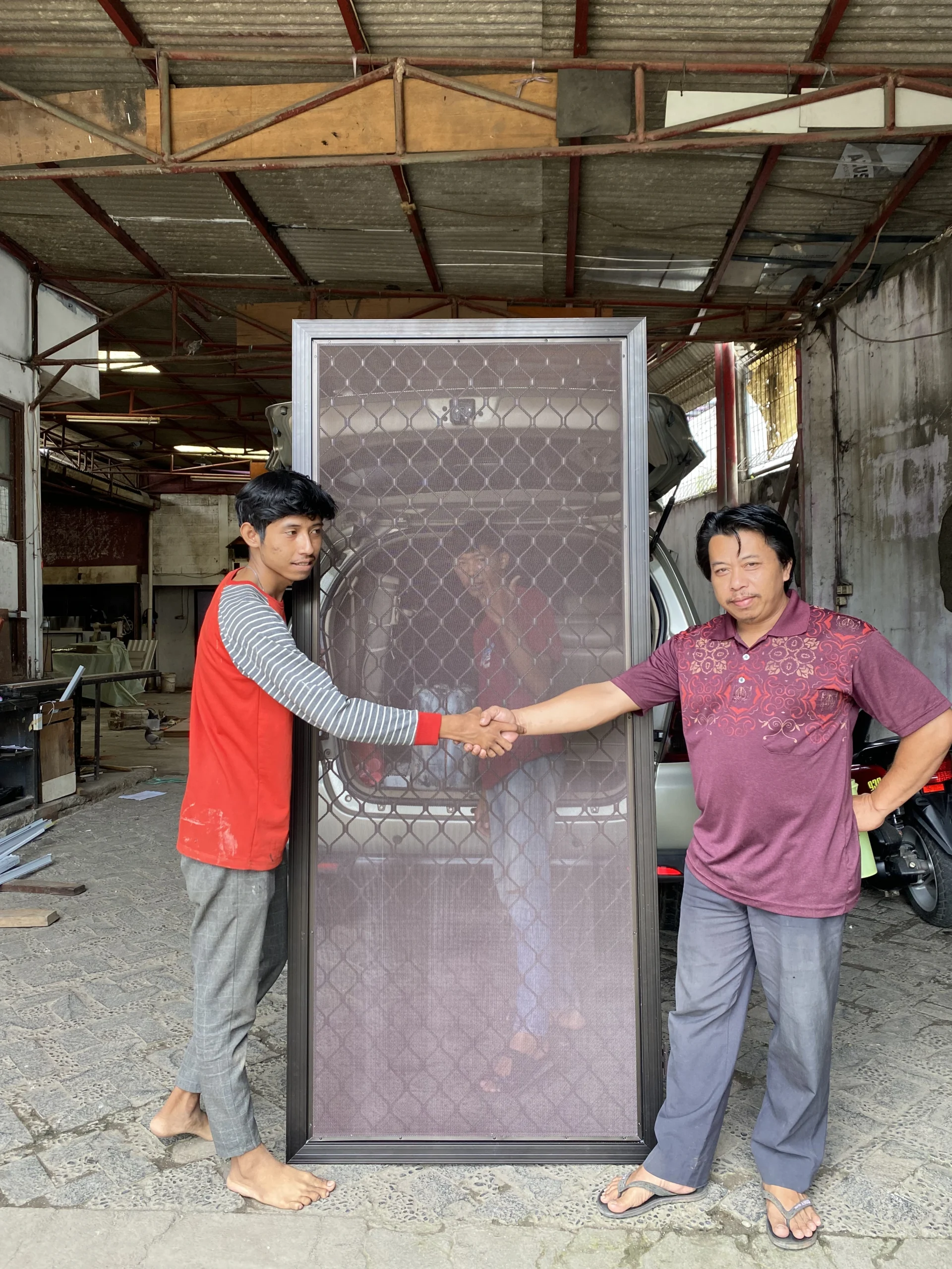 Persiapan pemasangan pintu expanda single custom aluminium Bekasi