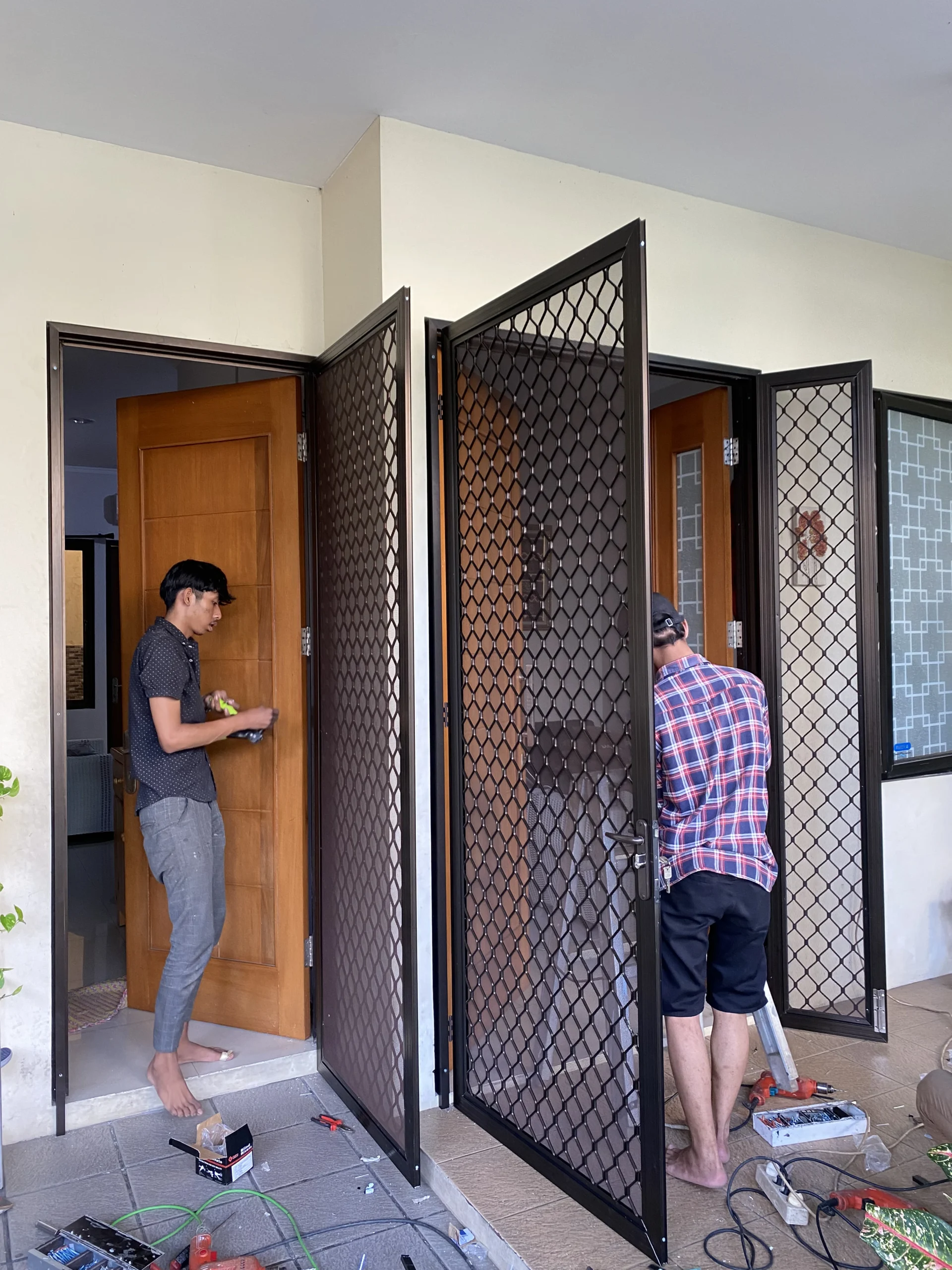 Pemasangan pintu expanda double & single custom aluminium di Gang Mangga, Jatibening, Bekasi