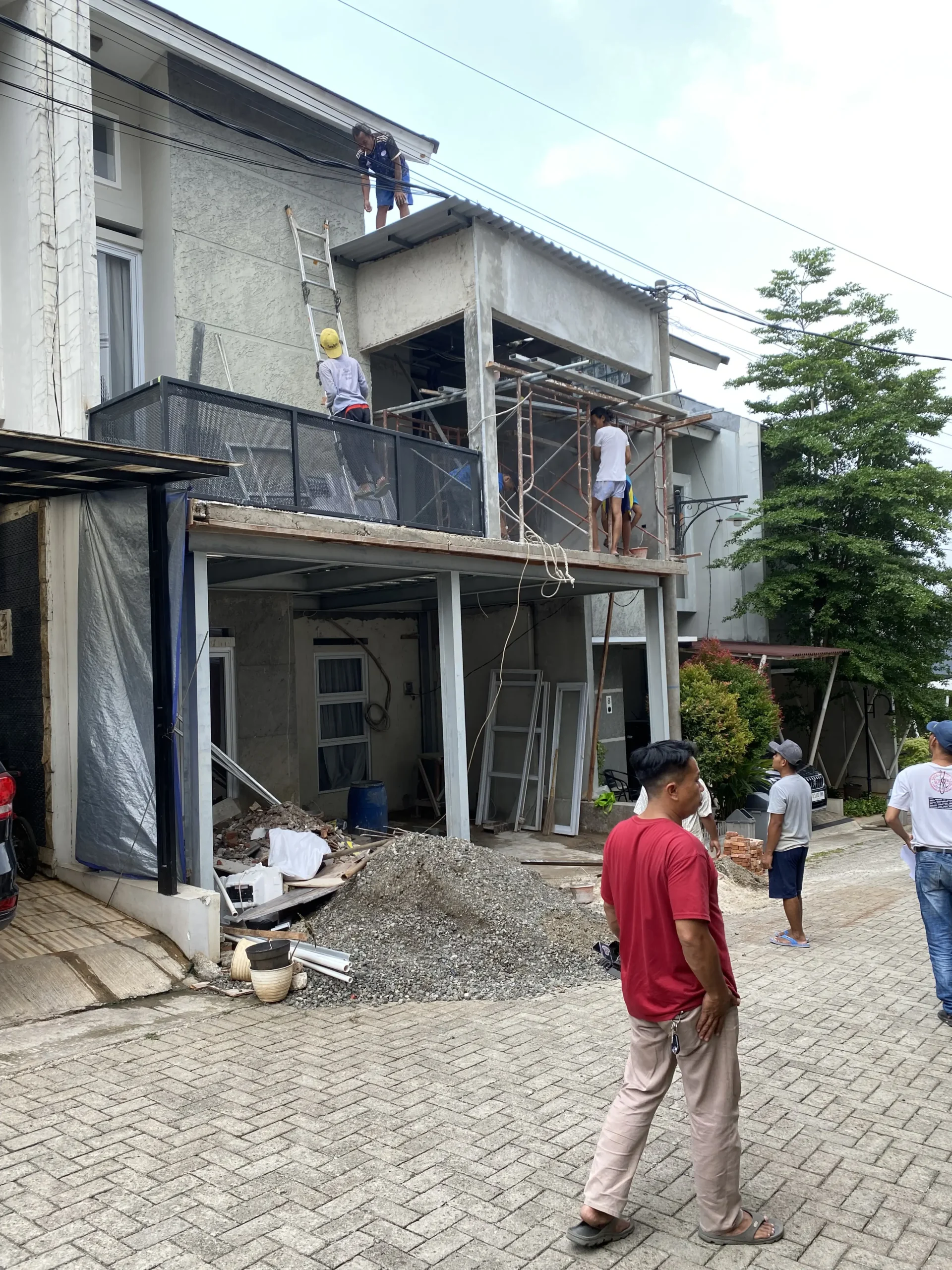 Pemasangan jendela dan pintu aluminium untuk ruangan fitness di rumah Dzikriyawan Sukma (anak Yayan Ruhiyan)