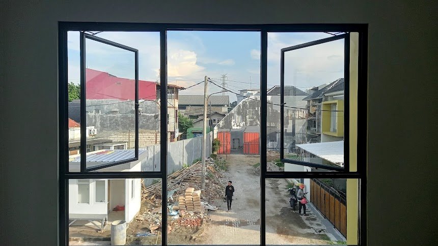 jendela bukaan swing kanan kiri bawahnya pakai kaca mati aluminium modern elegan